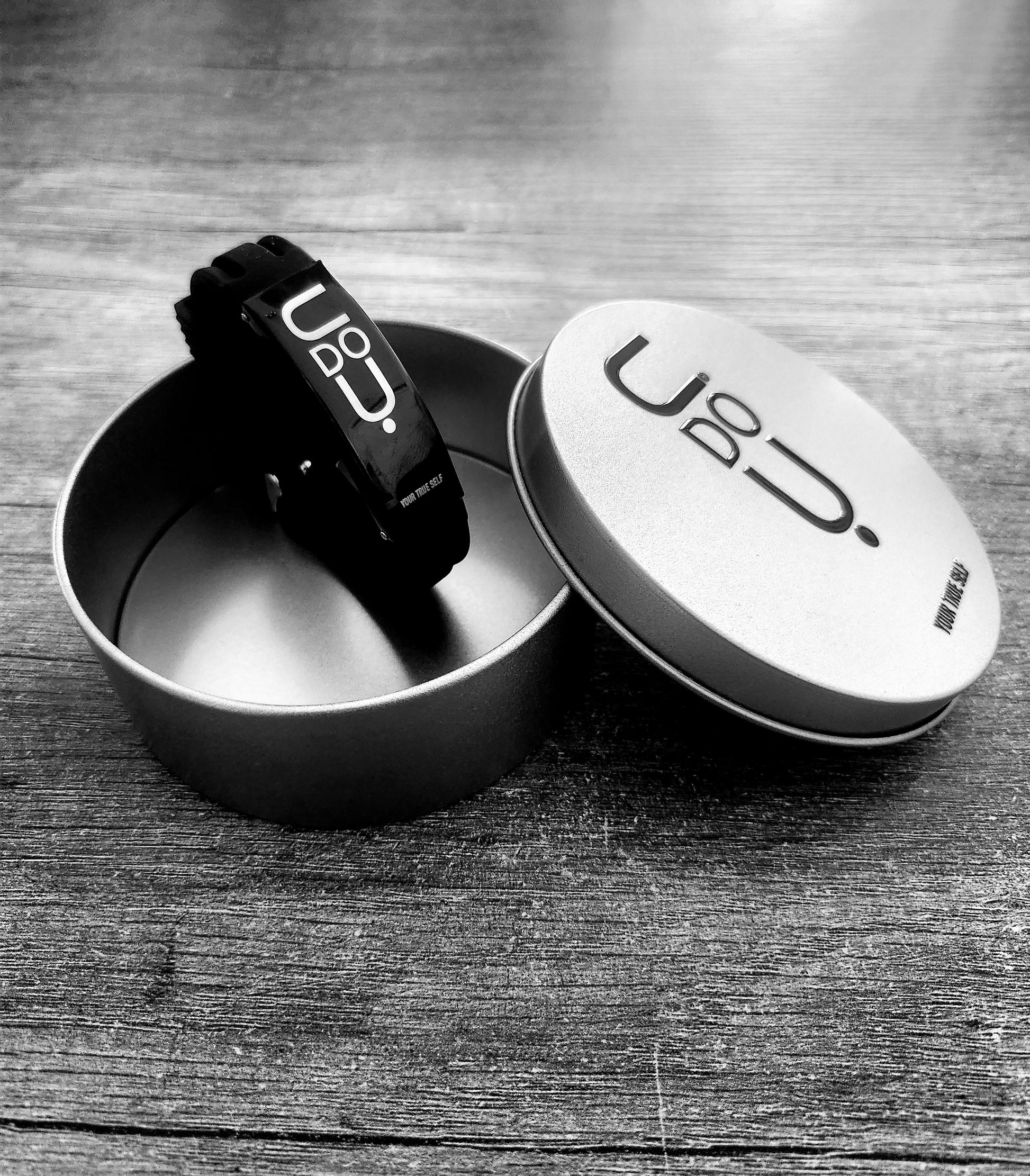 Stylish BRACELET UDOYU Grey mood in a sleek tin, perfect for embracing your true self with authenticity.
